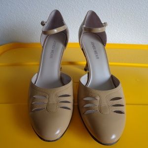 Jones Wear pumps